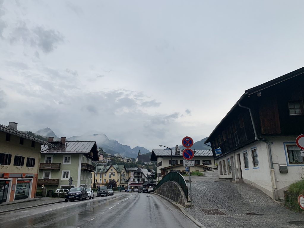 Alpenstrasse - Góry, oddychają nad domami
