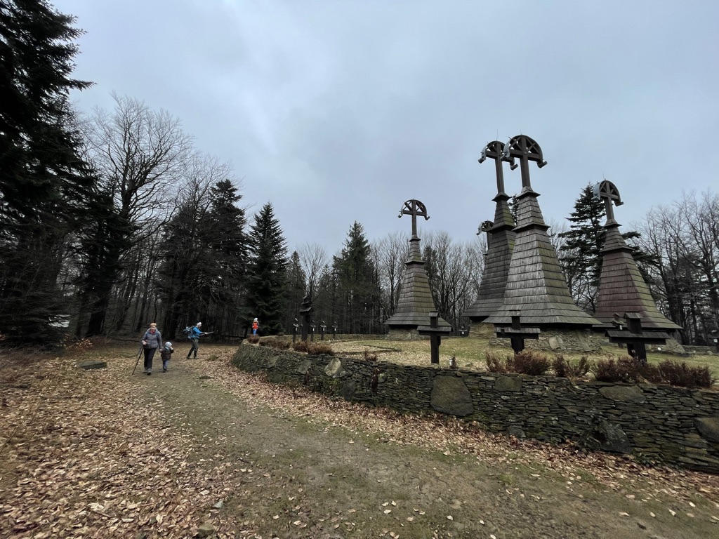 Rotunda w Beskidzie Niskim - Gontyny i kamienny płot