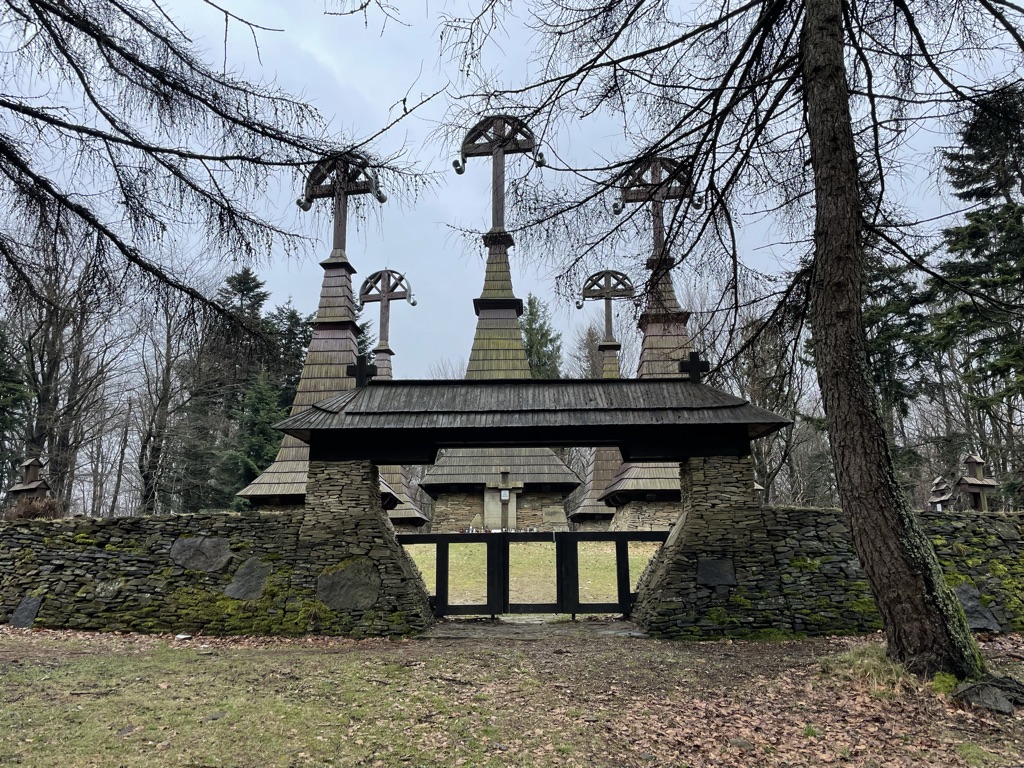 Rotunda w Beskidzie Niskim - Brama wejściowa na teren cmentarza nr 51